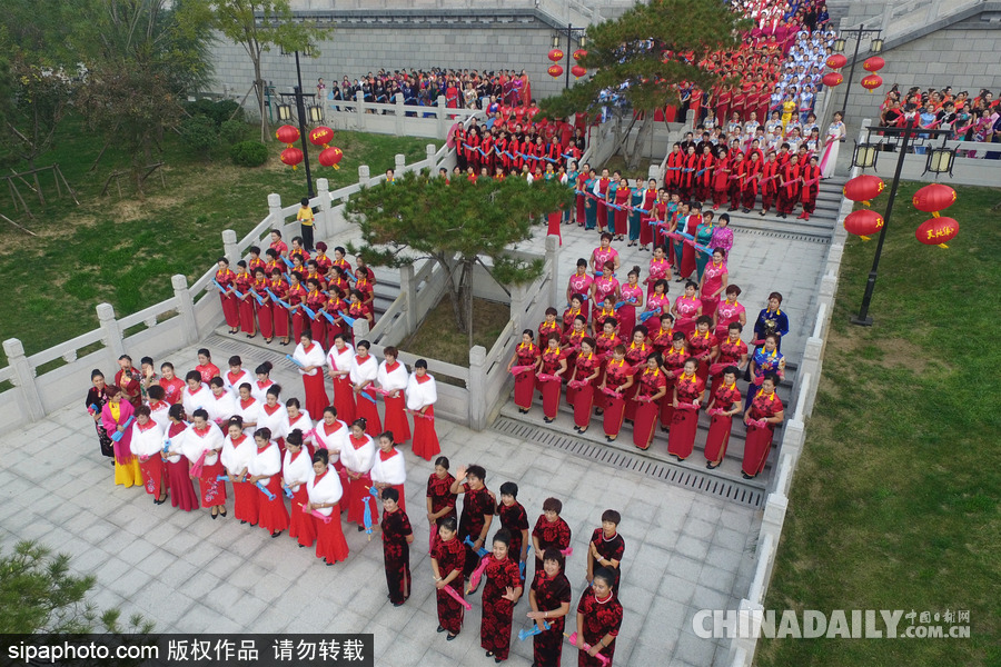 山東濱州：驚艷重陽節(jié) 千名中老年旗袍愛好者走秀