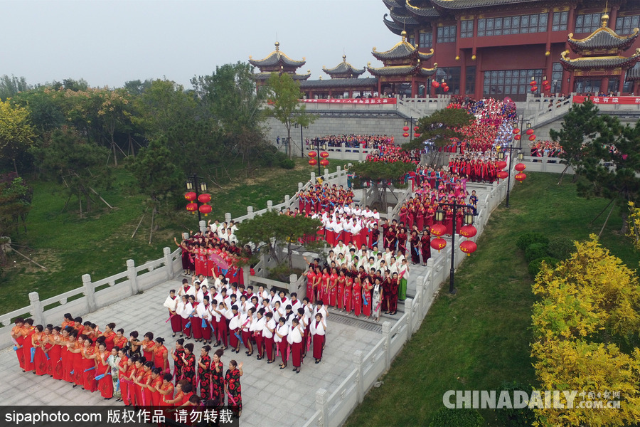 山東濱州：驚艷重陽(yáng)節(jié) 千名中老年旗袍愛(ài)好者走秀