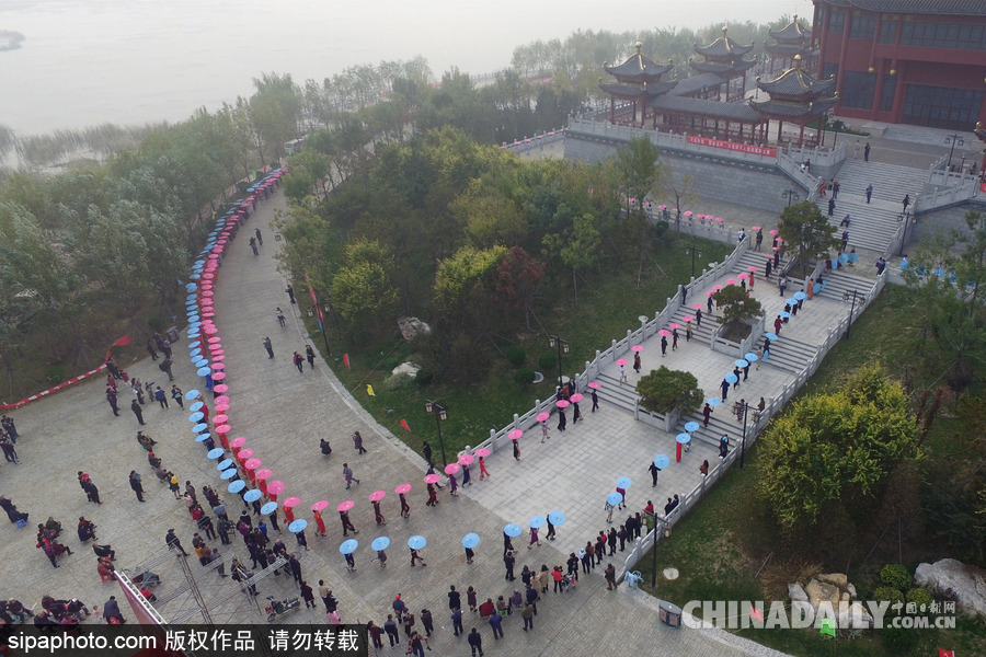 山東濱州：驚艷重陽(yáng)節(jié) 千名中老年旗袍愛(ài)好者走秀