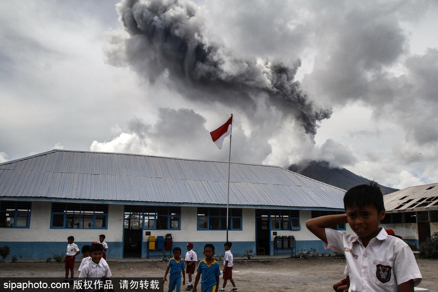 印尼錫納朋火山猛烈噴發(fā) 黑白“煙幕”鋪天蓋地