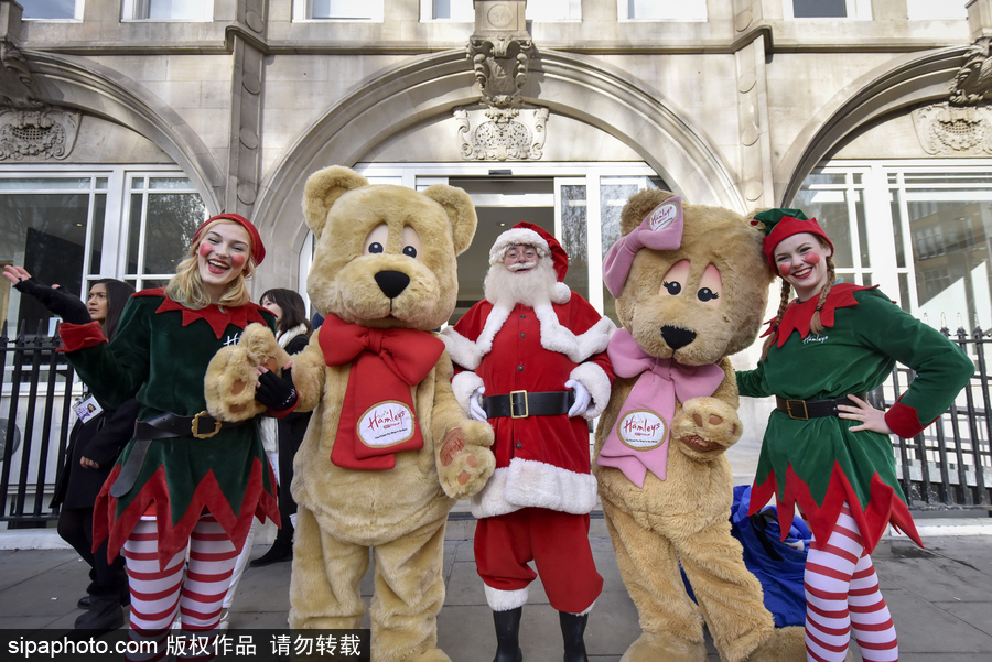 英國(guó)舉行年度“玩具大游行” 數(shù)百卡通人物大鬧街頭