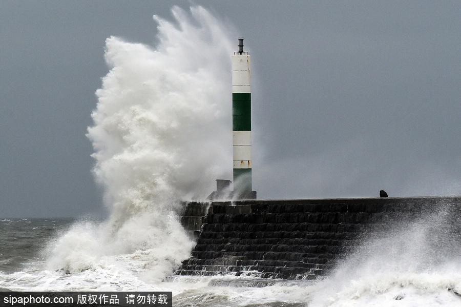 英國(guó)阿伯里斯特威斯遭大風(fēng)天氣 海邊巨浪拍岸場(chǎng)面壯觀