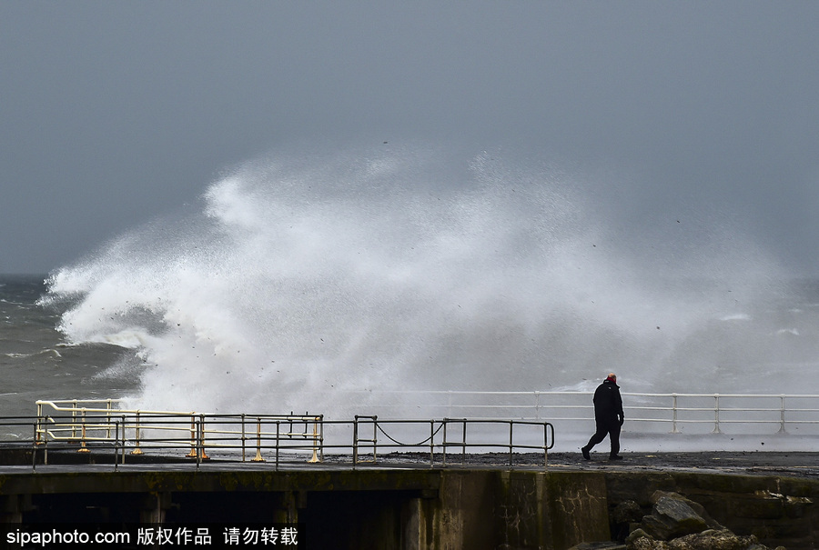 英國阿伯里斯特威斯遭大風天氣 海邊巨浪拍岸場面壯觀