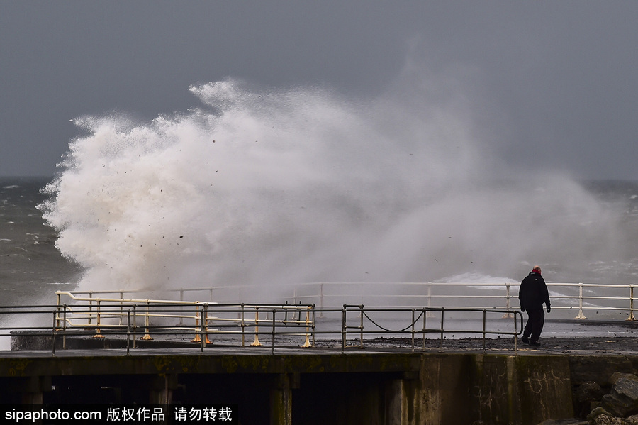 英國(guó)阿伯里斯特威斯遭大風(fēng)天氣 海邊巨浪拍岸場(chǎng)面壯觀