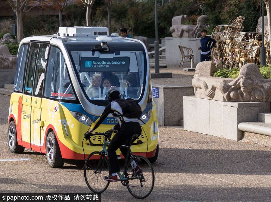 無人駕駛小公交車成巴黎街頭風(fēng)景