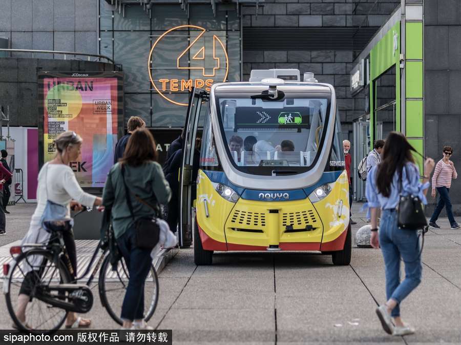 無人駕駛小公交車成巴黎街頭風(fēng)景