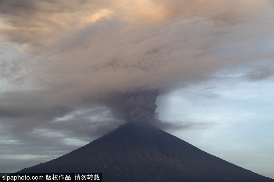 阿貢火山噴出大量濃煙 印尼巴厘島發(fā)紅色警報(bào)