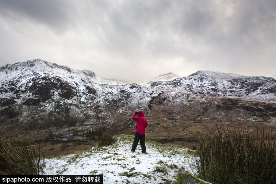 英國蘭伯利斯迎降雪天氣 一片銀裝素裹