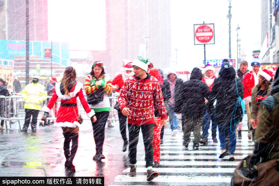 紐約年度圣誕老人串酒吧日 “白胡子老爺爺”初雪狂歡