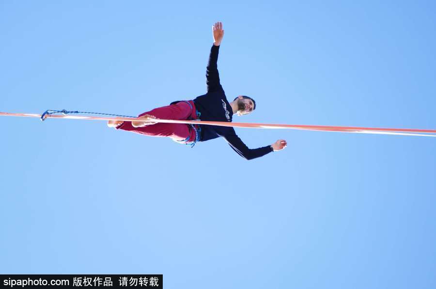 法國(guó)高空扁帶運(yùn)動(dòng)員極限挑戰(zhàn) 埃菲爾鐵塔走“高空芭蕾”