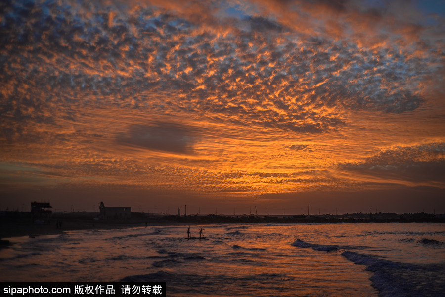 加沙海灘日落美景 殘陽映紅天際