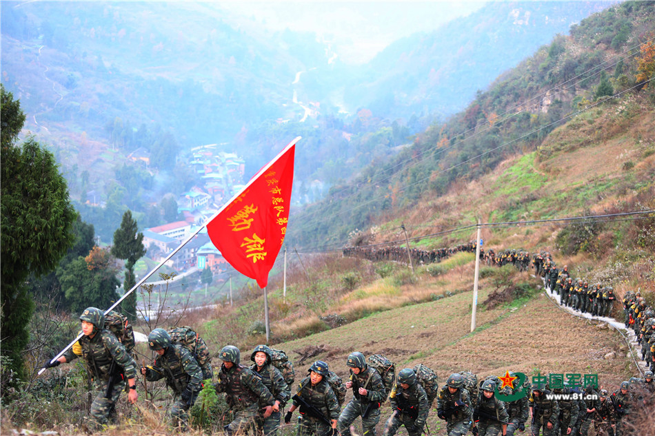 戰(zhàn)場無亞軍 武警官兵三峽腹地上演現實版“絕地求生”