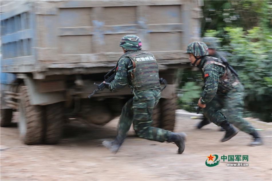 戰(zhàn)場無亞軍 武警官兵三峽腹地上演現(xiàn)實版“絕地求生”