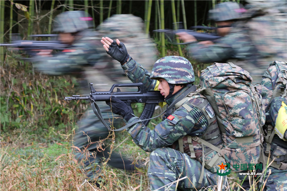 戰(zhàn)場無亞軍 武警官兵三峽腹地上演現(xiàn)實版“絕地求生”