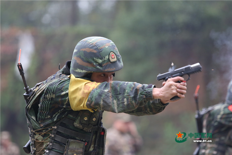 戰(zhàn)場無亞軍 武警官兵三峽腹地上演現(xiàn)實版“絕地求生”