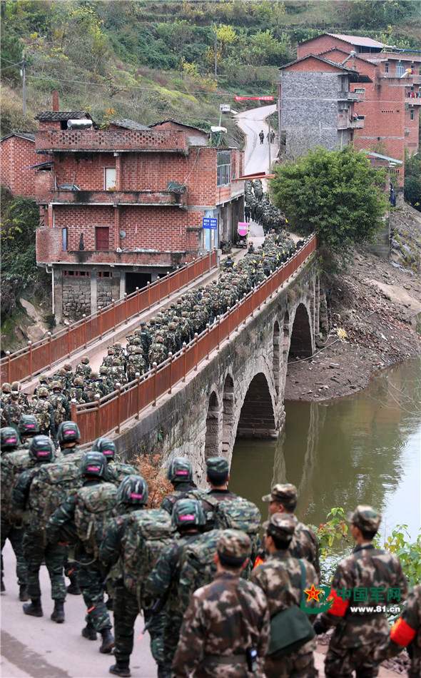 戰(zhàn)場無亞軍 武警官兵三峽腹地上演現(xiàn)實版“絕地求生”