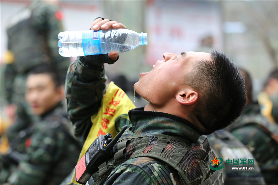 戰(zhàn)場無亞軍 武警官兵三峽腹地上演現(xiàn)實版“絕地求生”