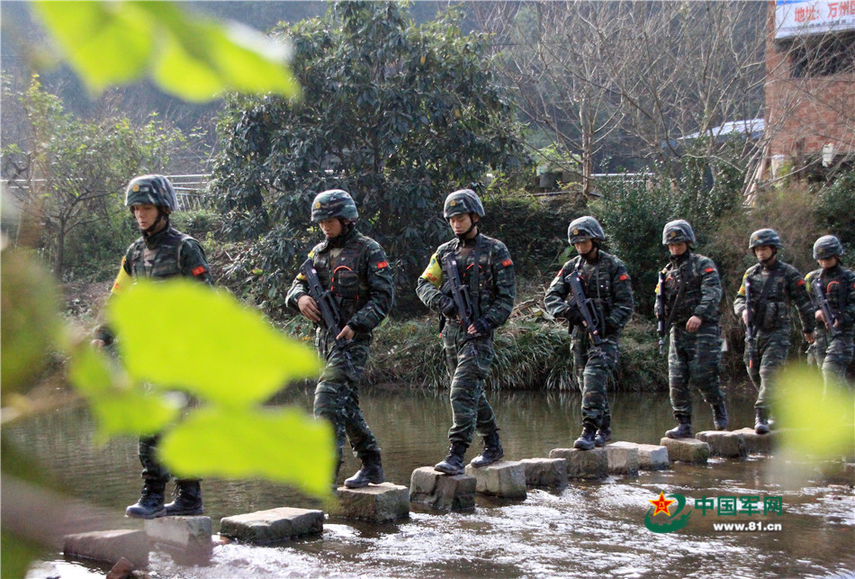 戰(zhàn)場無亞軍 武警官兵三峽腹地上演現(xiàn)實版“絕地求生”