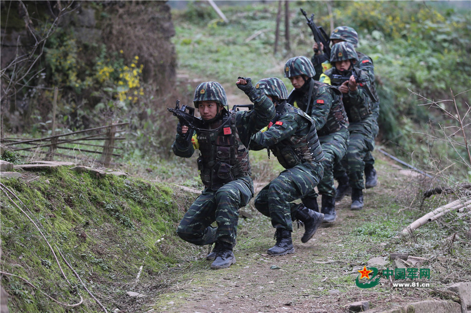 戰(zhàn)場無亞軍 武警官兵三峽腹地上演現(xiàn)實版“絕地求生”