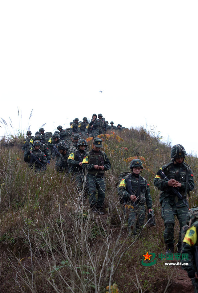 戰(zhàn)場無亞軍 武警官兵三峽腹地上演現(xiàn)實版“絕地求生”