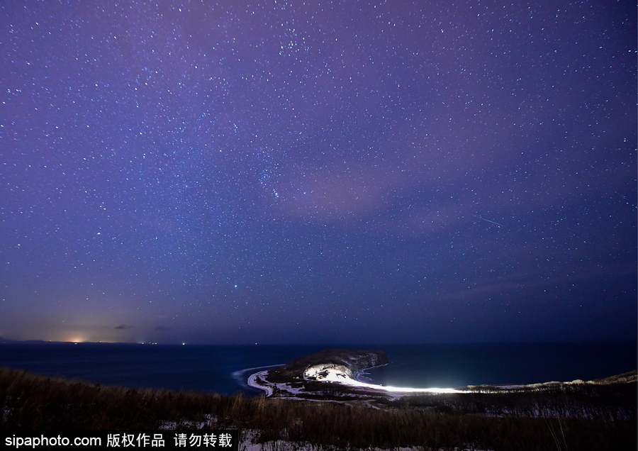 俄羅斯海參崴上空現(xiàn)雙子座流星雨 盛大壯觀宛如仙境