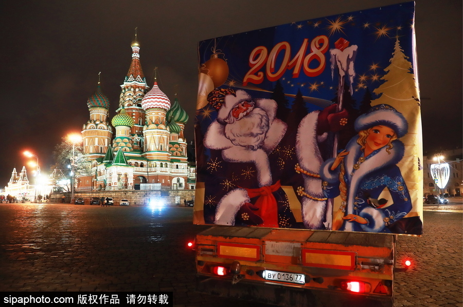 迎接圣誕節(jié)！ 巨型圣誕樹(shù)搭乘卡車運(yùn)抵克里姆林宮