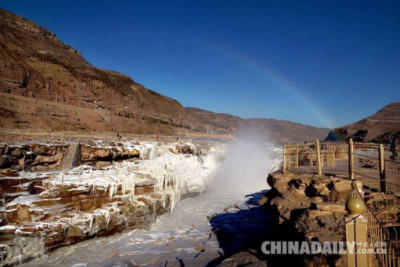 黃河壺口瀑布現(xiàn)“冰瀑玉壺”壯麗景觀