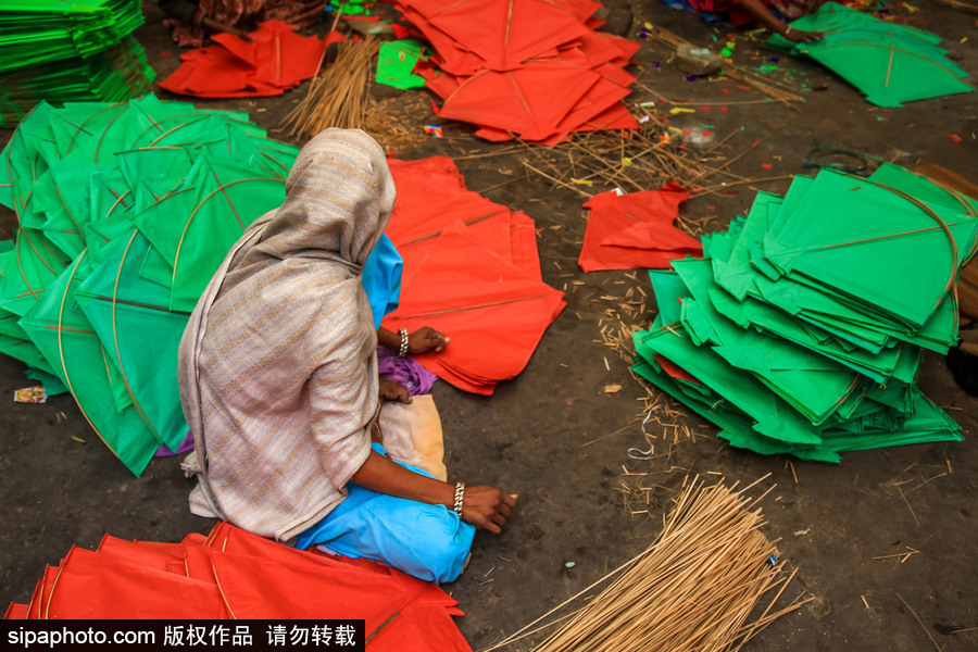 印度集市手工者巧手做風(fēng)箏 紙質(zhì)材質(zhì)色彩斑斕