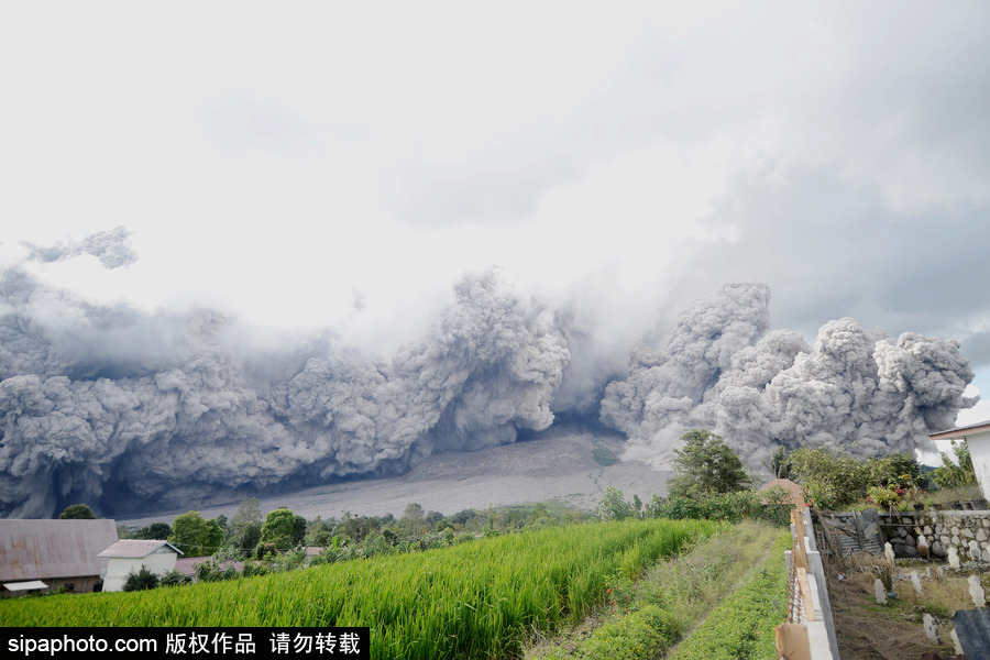 印尼錫納朋火山持續(xù)噴發(fā) 煙霧遮天蔽日