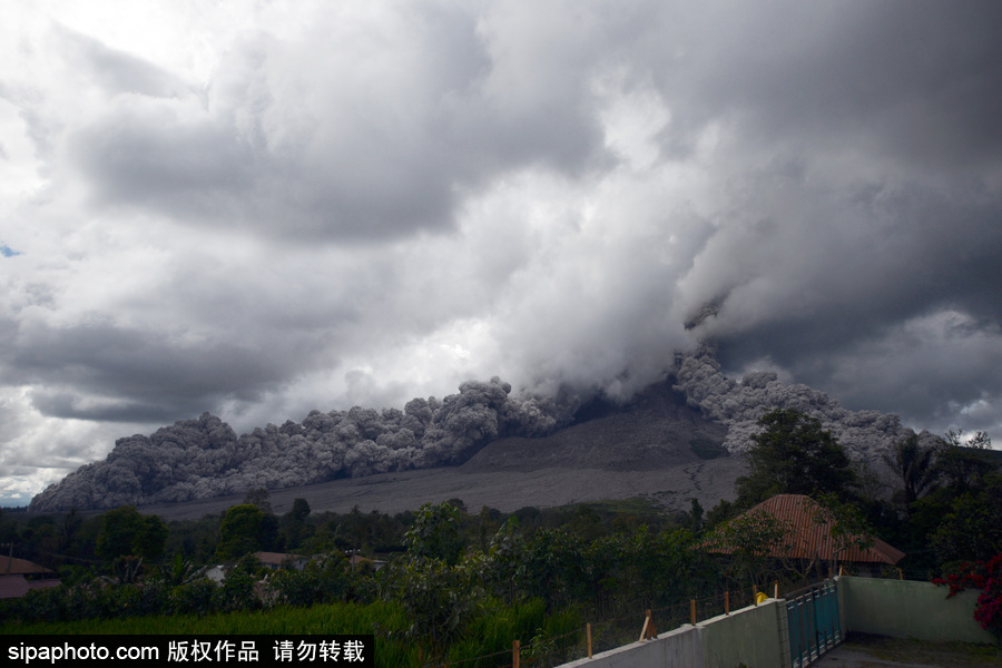 印尼錫納朋火山持續(xù)噴發(fā) 煙霧遮天蔽日