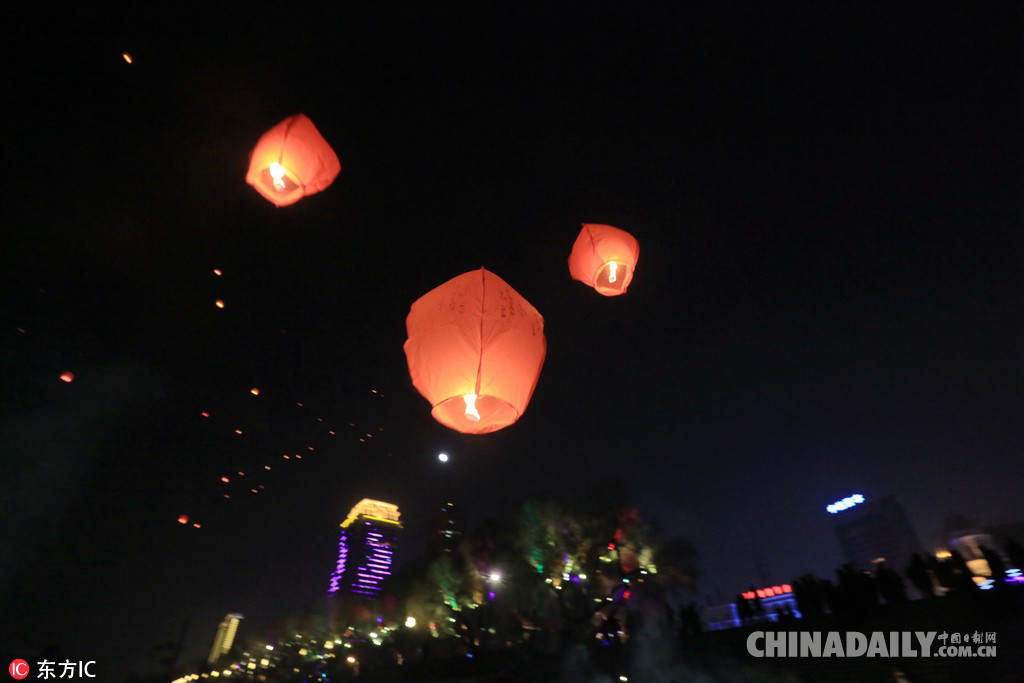 全國各地迎新年：2018，請對我好一點