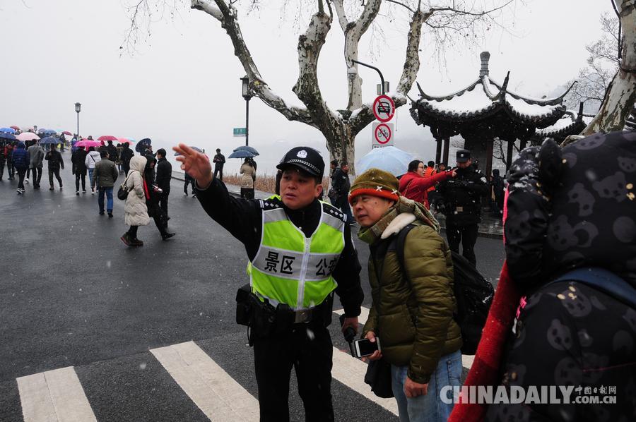 低溫冰雪中，一座城市的溫暖24小時——記錄那些在極端天氣下默默維持城市運轉(zhuǎn)的普通人