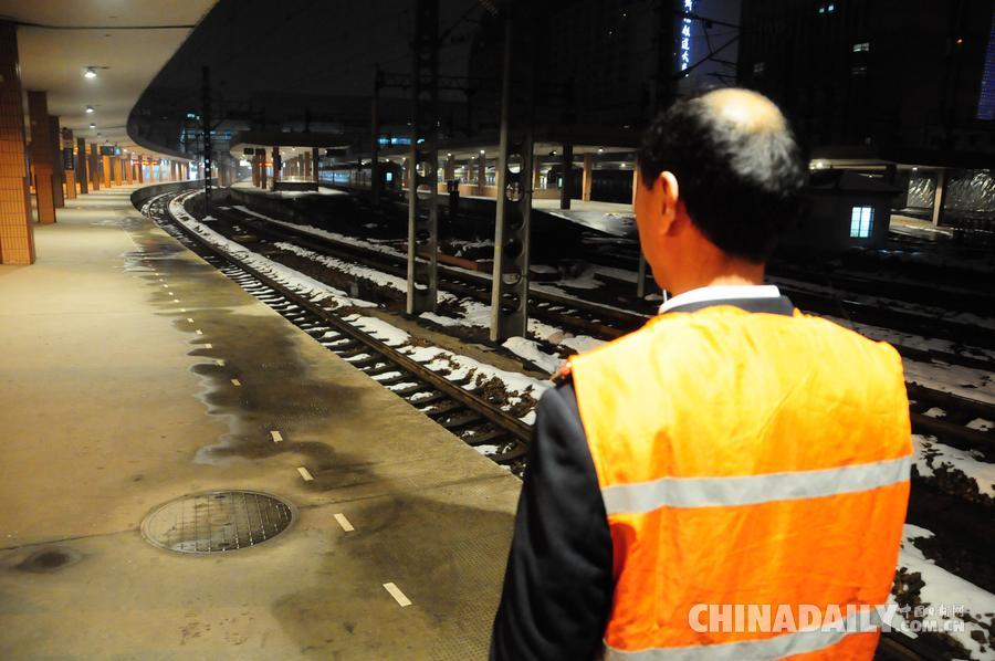 低溫冰雪中，一座城市的溫暖24小時(shí)——記錄那些在極端天氣下默默維持城市運(yùn)轉(zhuǎn)的普通人