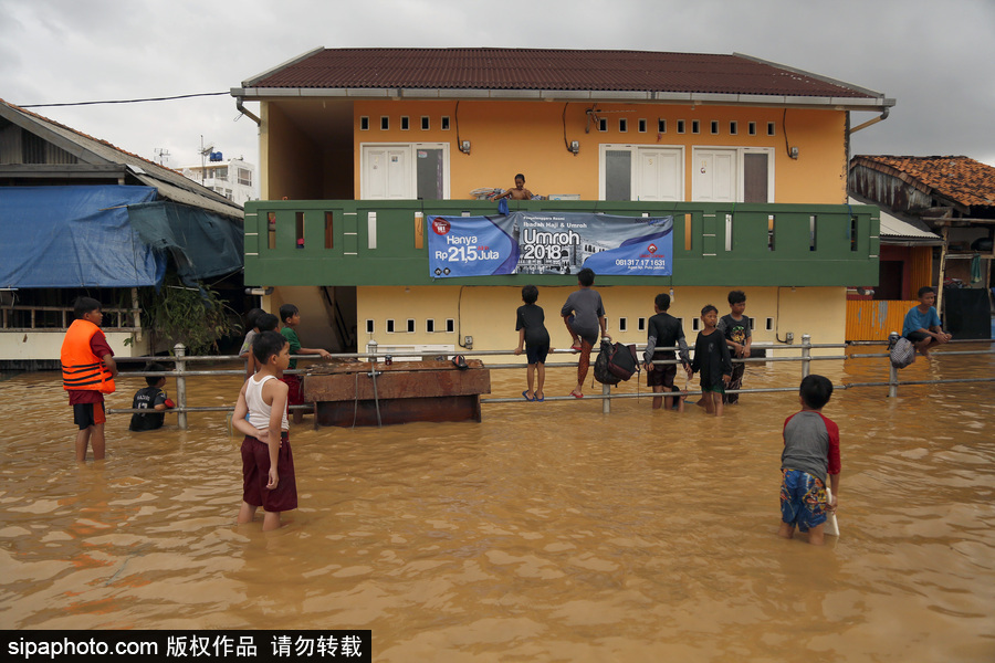 印尼雅加達(dá)突發(fā)洪水 民眾淌水生活