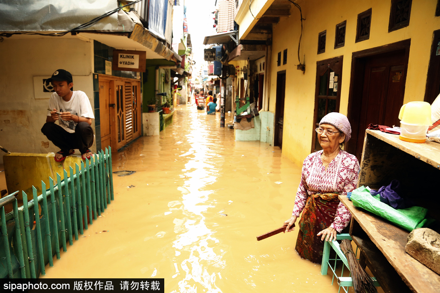 印尼雅加達突發(fā)洪水 民眾淌水生活