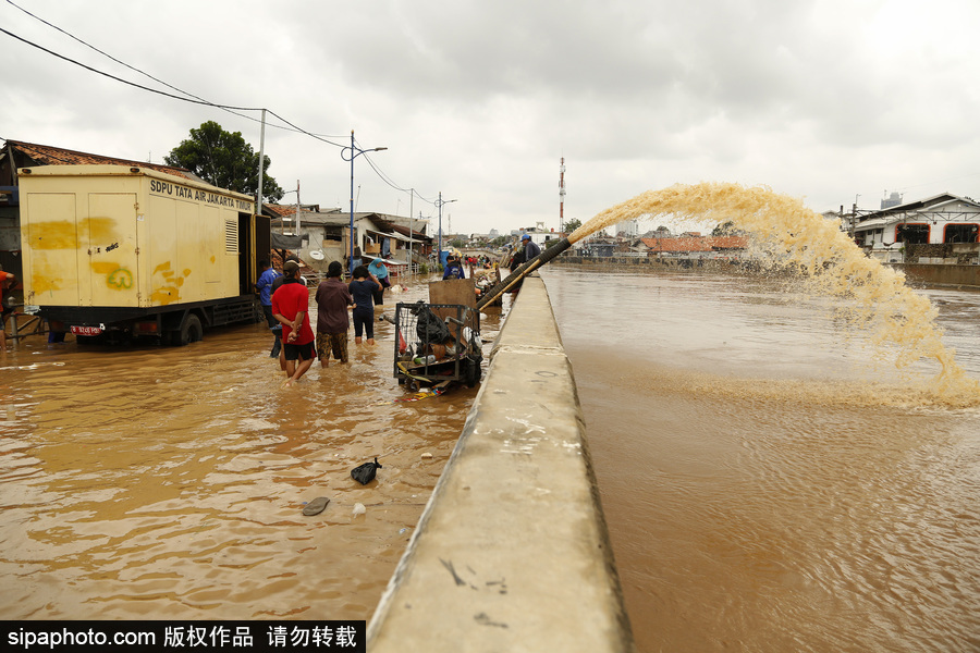 印尼雅加達突發(fā)洪水 民眾淌水生活