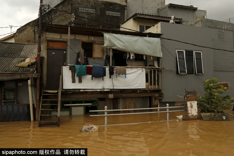 印尼雅加達(dá)突發(fā)洪水 民眾淌水生活