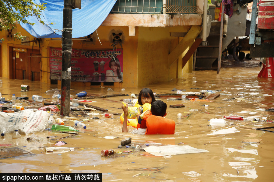 印尼雅加達突發(fā)洪水 民眾淌水生活