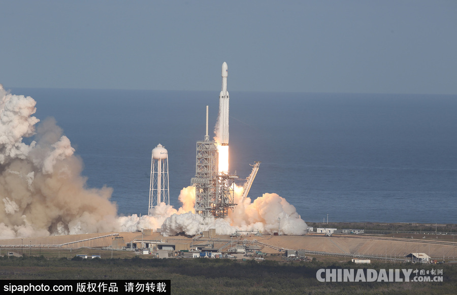 SpaceX成功發(fā)射獵鷹重型火箭 特斯拉跑車送上太空