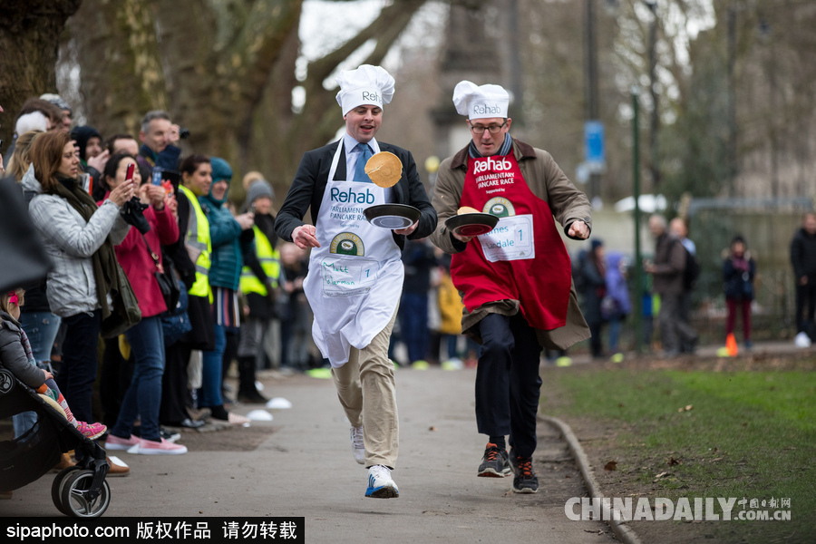 “煎餅俠”？英國舉行趣味煎餅跑