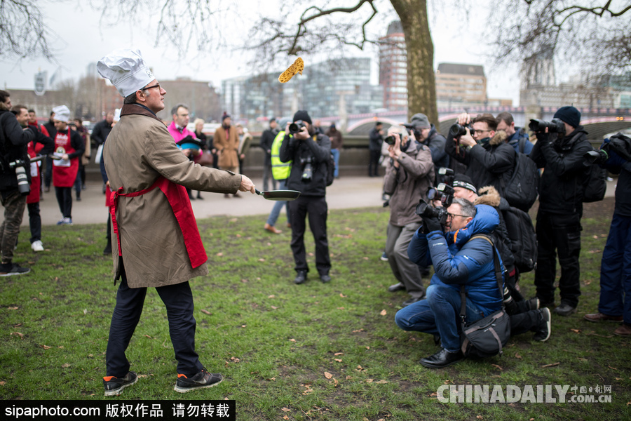 “煎餅俠”？英國舉行趣味煎餅跑