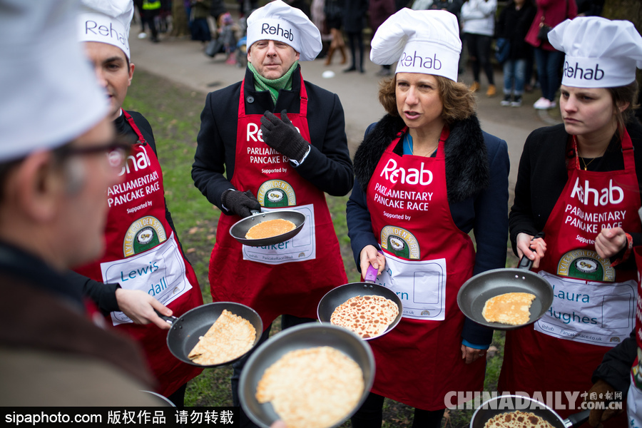 “煎餅俠”？英國(guó)舉行趣味煎餅跑