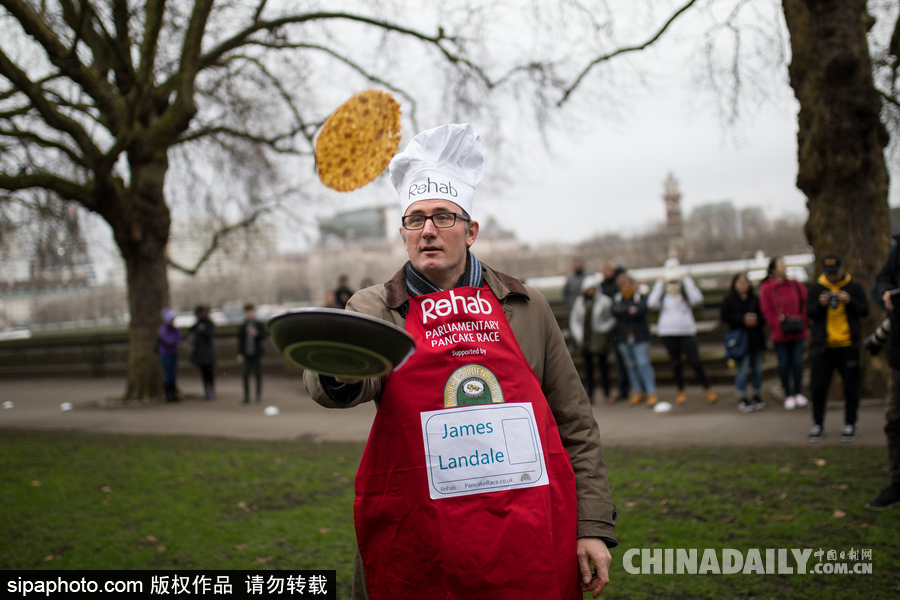 “煎餅俠”？英國舉行趣味煎餅跑