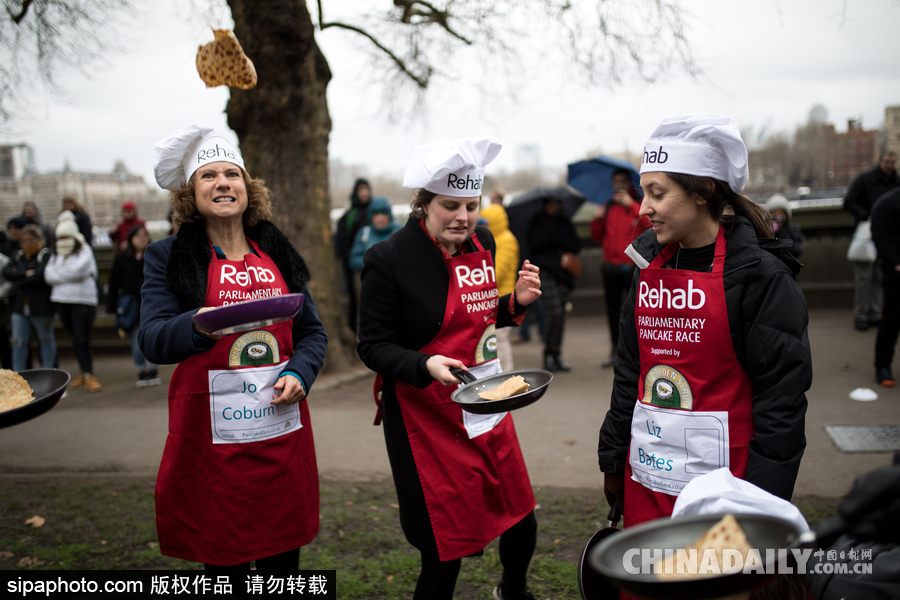 “煎餅俠”？英國(guó)舉行趣味煎餅跑