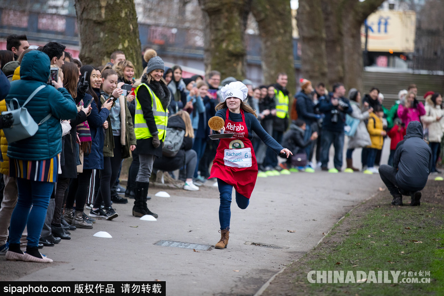 “煎餅俠”？英國(guó)舉行趣味煎餅跑