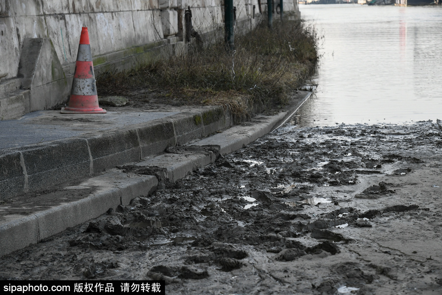 塞納河洪水后重新開放 河道淤泥堆積