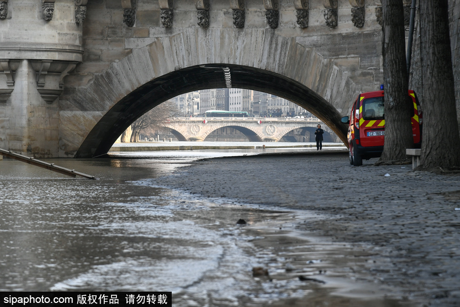 塞納河洪水后重新開放 河道淤泥堆積