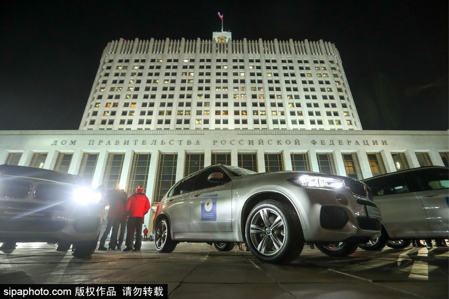 俄總理表彰冬奧會獲獎運動員 親自贈送寶馬轎車