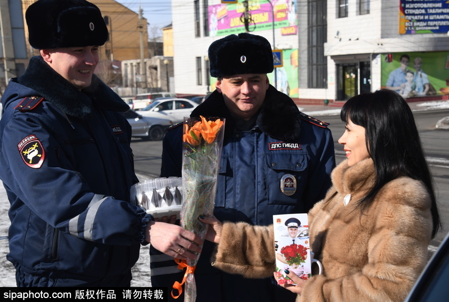 國際婦女節(jié)前夕 俄羅斯赤塔交通警察向女司機獻花