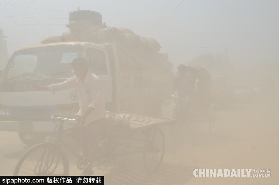 呼吸困難！孟加拉國達卡街頭塵土飛揚粉塵污染嚴重